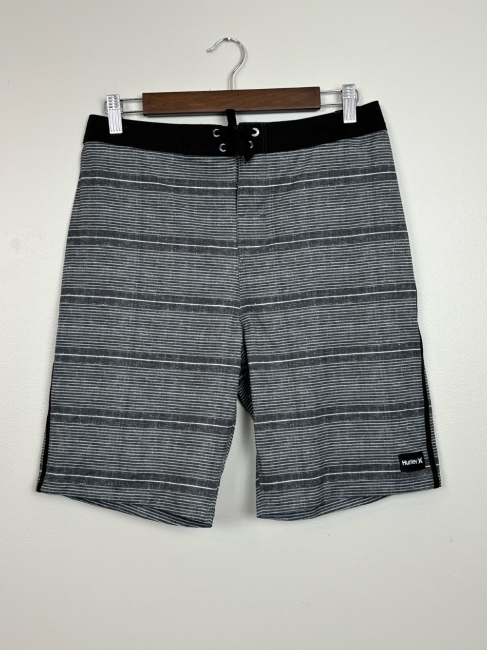 Hurley Boardshorts Boy 18 Gray Stripe 9.5" Inseam Sits Above The Knee Beach Vaca